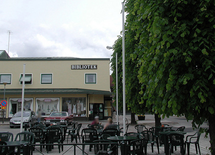 Bibliothèque d’Åtvidaberg, terrasses, voitures en stationnement, arbre