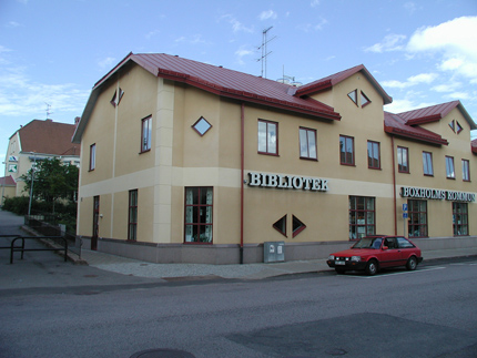 Boxholm library, street, parked red car