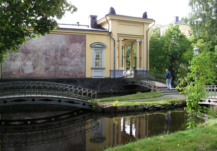 Canal, eau, pont, arbres verts, partie du château de Finspång