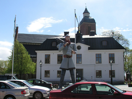L’ancienne maison communale de Mjölby, église, statue, voitures en stationnemen