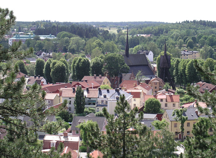 Uppifrånvy över centrala Söderköping, S:t Laurentii kyrka, utsikt, grönområden, gröna träd