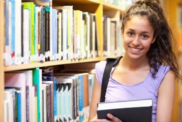 Étudiant, jeune fille, bibliothèque, livres