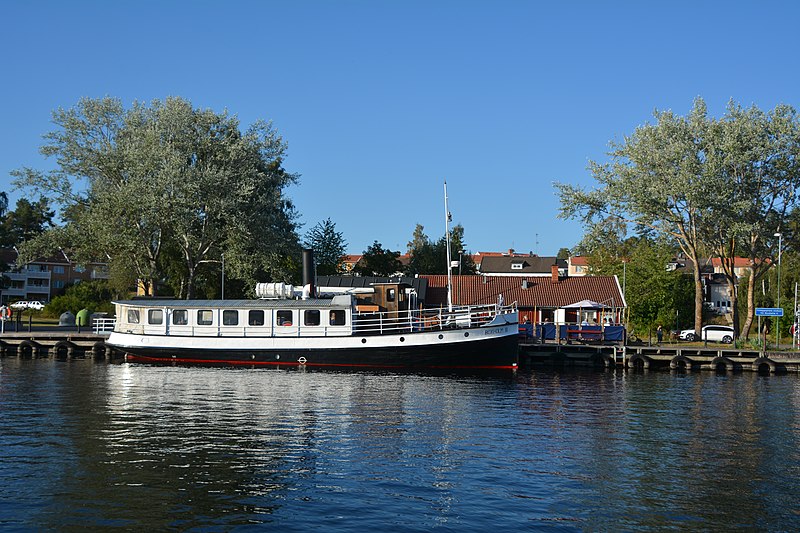 Water, lake Sommen, tourist boat Boxholm II, quay, houses in the background