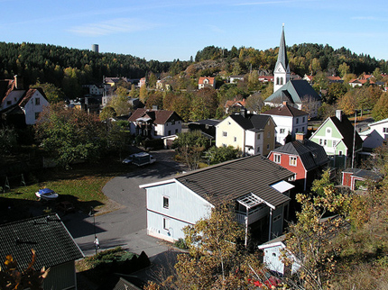 Uppifrånvy över Valdemarsvik, hus, kyrka, gröna träd